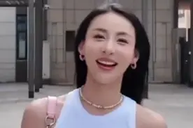 气质女神贾青长发飘逸，气质迷人，身材引人称赞！图片