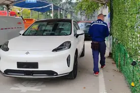 新车上牌手续很简单，不必让别人代办图片