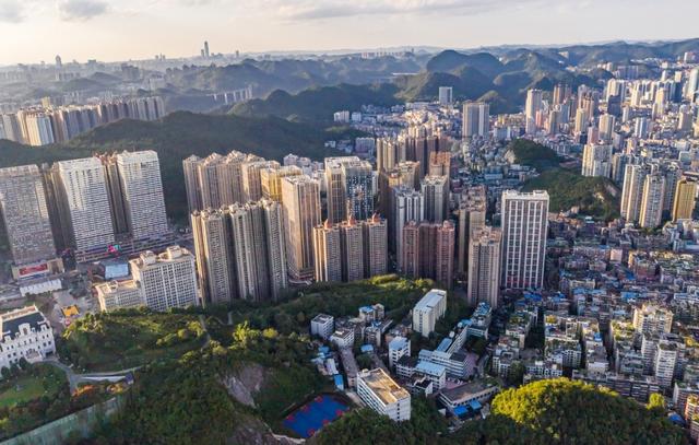 贵州有座城市，被誉为“中国凉都”，夏季很凉快，坐高铁直达