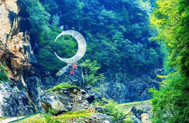 藏不住了！月亮峡的秋