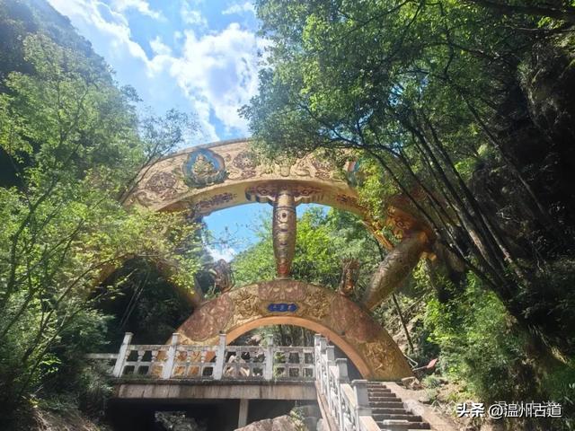 实在没想到，浙江竟然也有一座千佛山，春日里被誉为江南小九寨