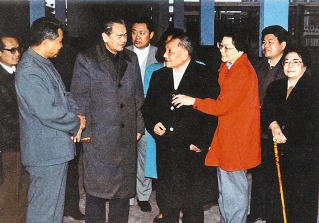 他是华国锋的接班人一心为国操劳，晚年回到家乡当农民
