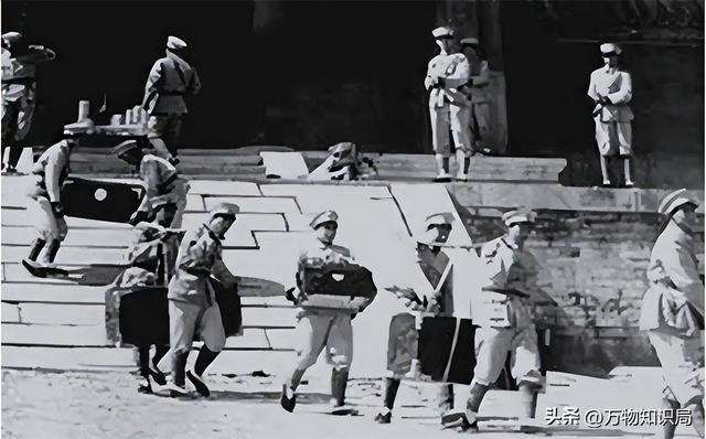 1983年慈禧墓开棺老照片：出土时全身长白毛，牙齿和指甲保存完整