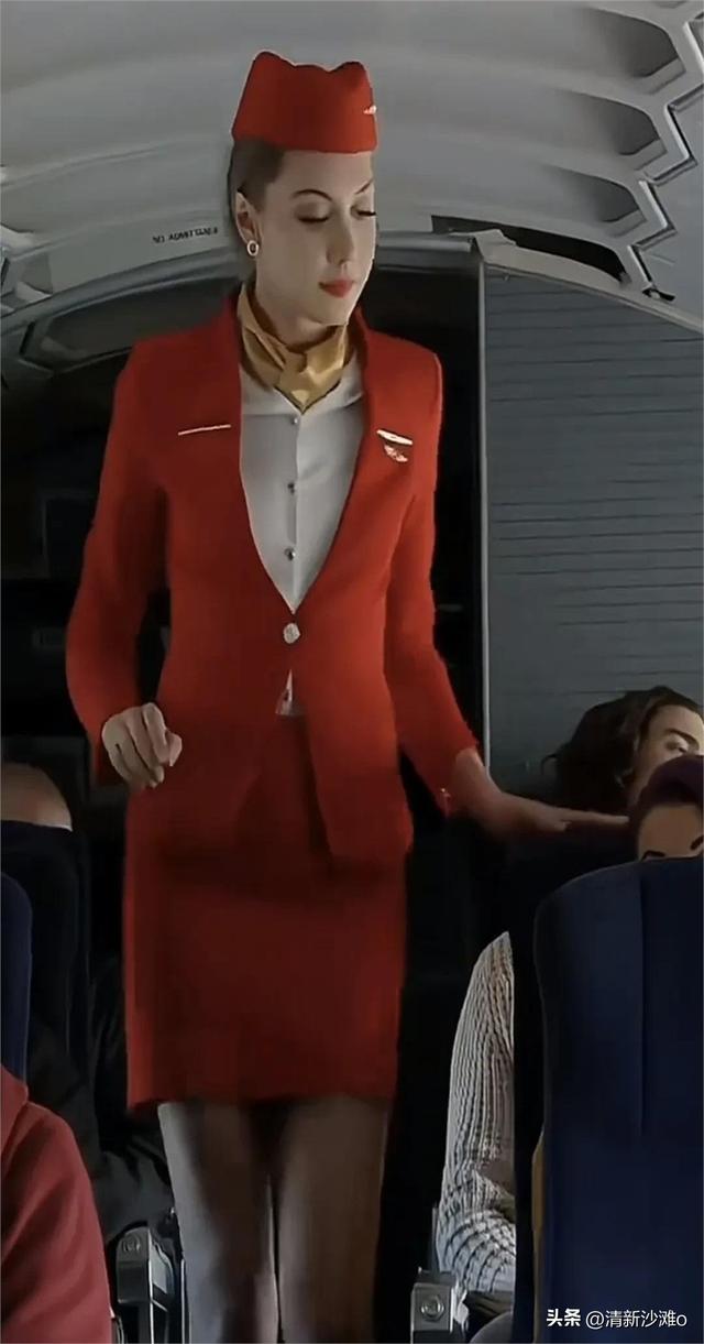 航空第一漂亮空姐，美若天仙	，五官精致到无懈可击！完美