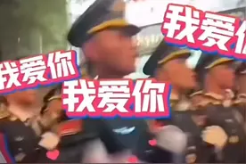 炸裂！越南女生疯狂示爱中国仪仗队，老公我爱泥让人好笑又心酸！图片