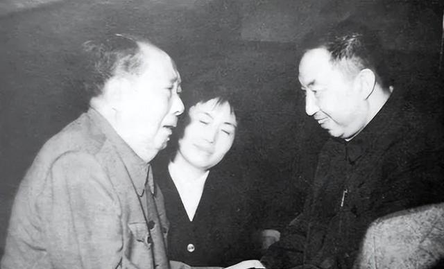 开国少将黎原，评价华国锋：他只是表面文弱，其实是个实干家