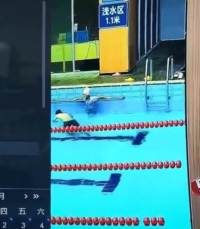 "宁波一男子头朝下跳进泳池浅水区，撞到池底致颈椎重伤去世，馆方：女儿喊他没有答应，其他人未及时发现"