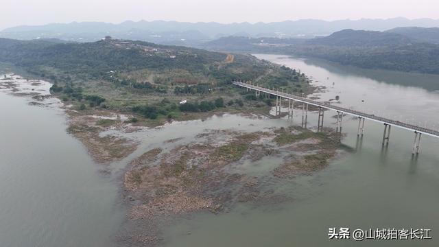 重庆女多男少的小镇，名称和长江有关，境内景点名气很大