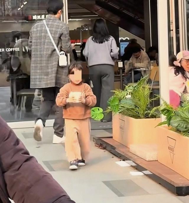 浙江女孩水杯被打翻后续：对方家长态度嚣张，正脸被扒，警方介入