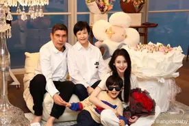 杨颖晒35岁生日照，与父母儿子罕见同框，小海绵露正脸像爸又像妈图片