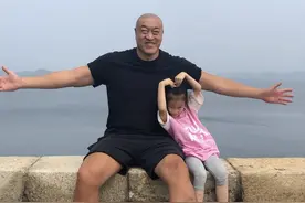 男篮马健近况：54岁非常强壮，妻子是日本美女，儿女双全很幸福图片