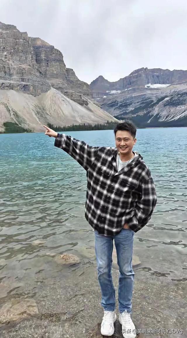 主持人杨帆一家在加拿大旅行，俩女儿一个像爸一个像妈，好幸福