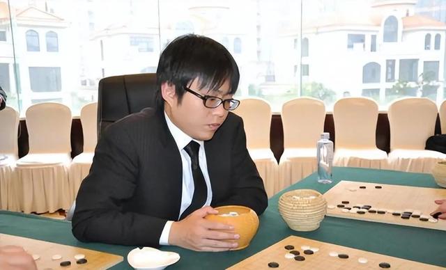 聂卫平葬礼，长子捧遗像	，两前任妻子未现身，现任兰莉娅主持现场