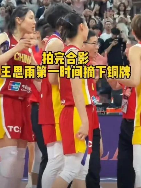 最后一舞？女篮斩获铜牌，谁注意王思雨赛后举动，令人心疼