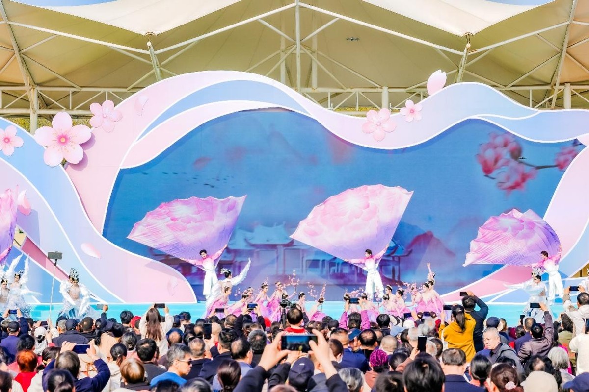 鹤舞樱飞 向新而行——2026樱花季鹤壁文旅推介大会开幕(图2) 鹤舞樱飞 向新而行——2026樱花季鹤壁文旅推介大会开幕(图2)