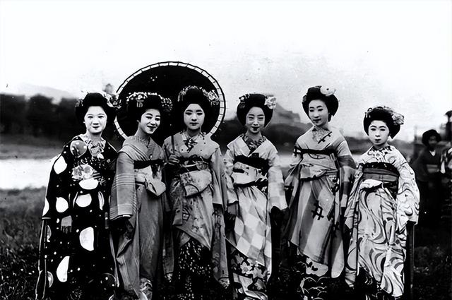 日本女兵被抛尸荒野，又被村民扒了衣服，胸口裹的白布道出秘密