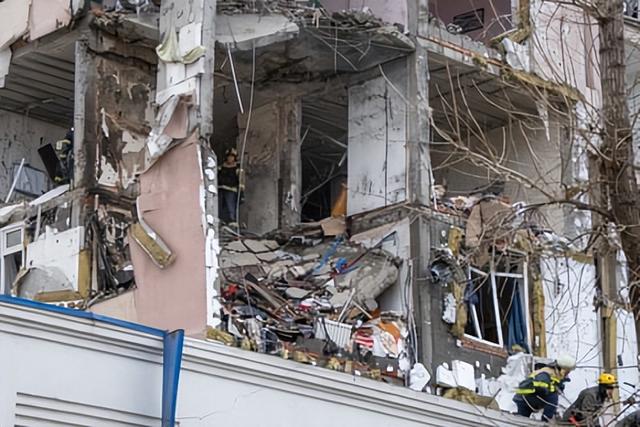 500架无人机夜袭基辅！泽连斯基带90%和平计划赴美，能谈成吗？