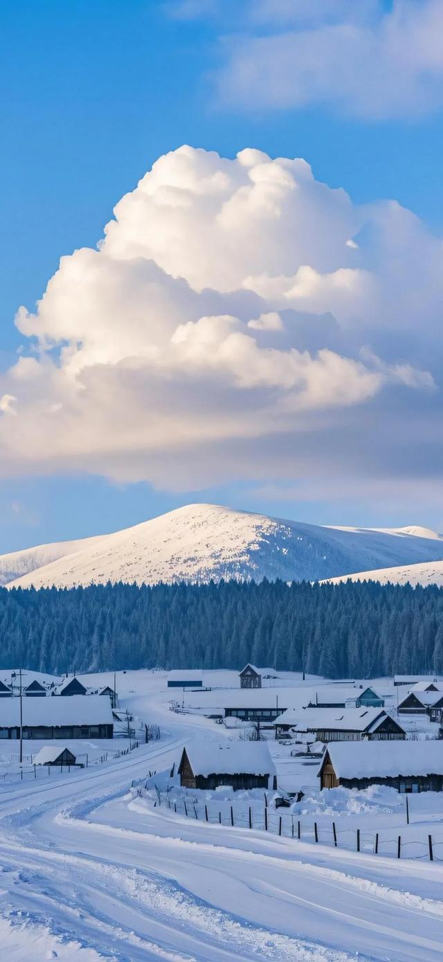云起天犹湿，风翻势若奔。俄然开碧落，金日出乾坤