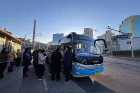 清明首个祭扫高峰日！10条扫墓专线全部开通图片