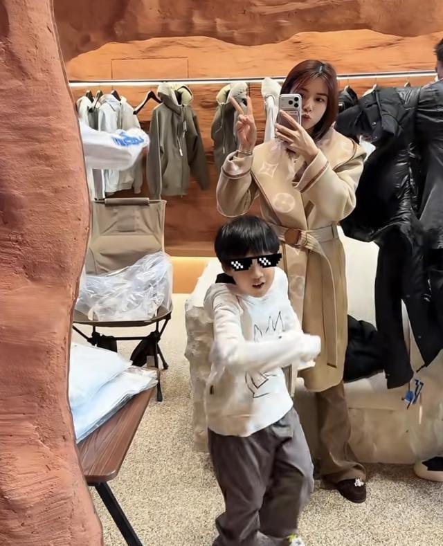 苏醒一家韩国旅游，廖语辰穿4万LV大衣又美又白，5岁儿子长得好萌