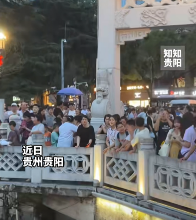 贵州文旅赢麻了！全国游客蜂拥而至，人潮汹涌，避暑胜地名不虚传