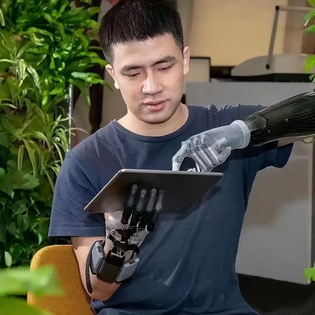 离开身体仍能操控！国产仿生手仅靠意念操作，观众直呼作弊！