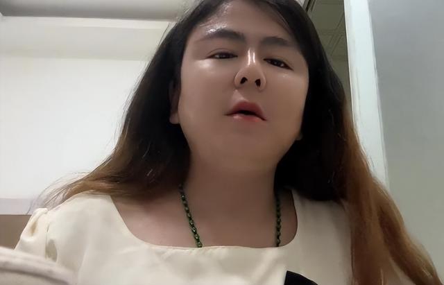 34岁雌雄共体的女性，具备男女两性器官，她该如何生存下去？