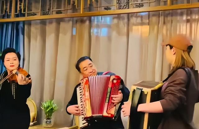 姜昆美国过圣诞仅1天，恶心一幕上演，郭德纲的话含金量还在上升