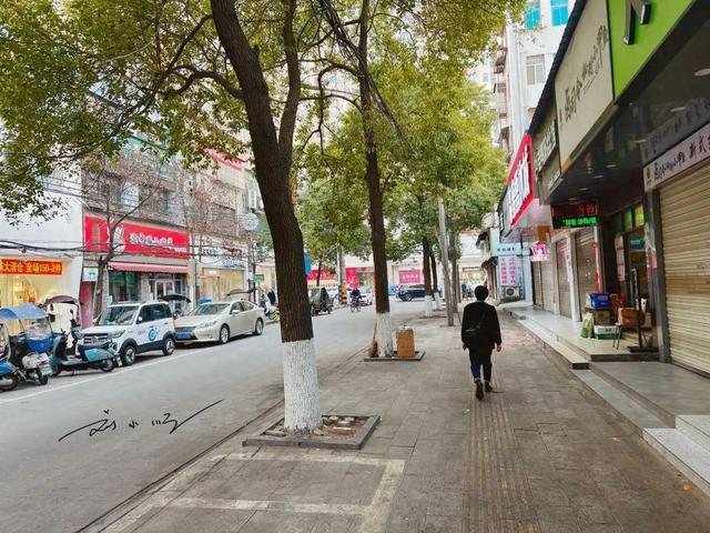 湖北这座“最年轻”的县级市，人口超百万，却至今不通火车？