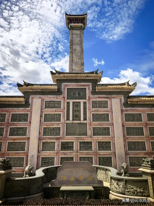我看到以国家的名义纪念一个人！在一个从小学中学上到大学的村子