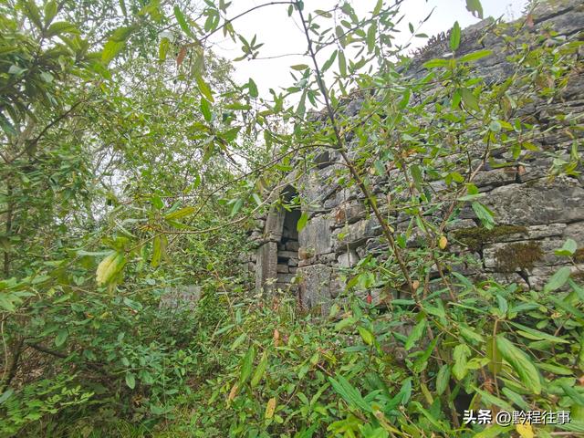 偏远乡野中寻找一个古寺遗址，探险一个深邃溶洞