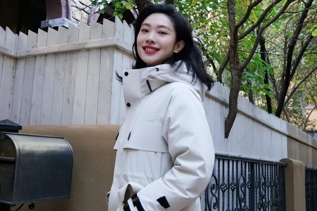 许亚军捧着，段奕宏护着，郭京飞宠着，演了55部戏，41岁终于红了