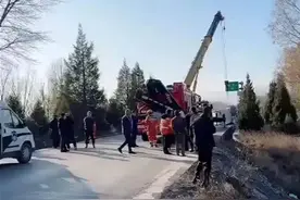 网红夫妻车上直播时双双遇难，直播间网友目睹全程，交警回应图片