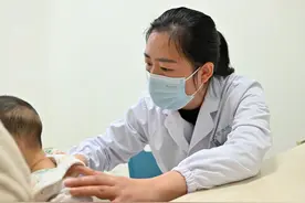 1岁宝宝反复“红屁屁”，祸根竟是爸爸的脚气？图片