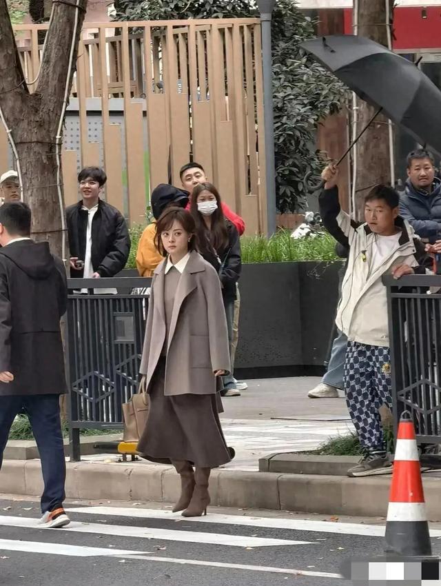 惊！孙俪真人又白又瘦太绝了孙俪这卷发火了！时髦到认不出