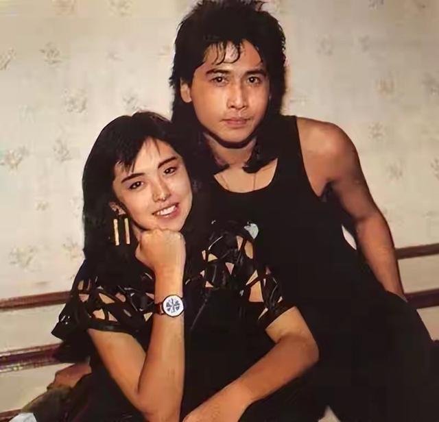 65岁齐秦现状，定居美国，娶小24岁女粉丝为妻，和11岁儿子像爷孙