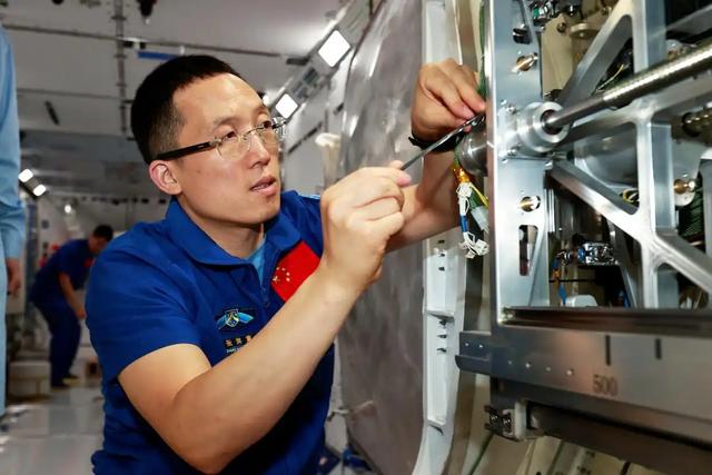 神舟二十一号升空!现在的问题是,导师上天了,组会还开吗?