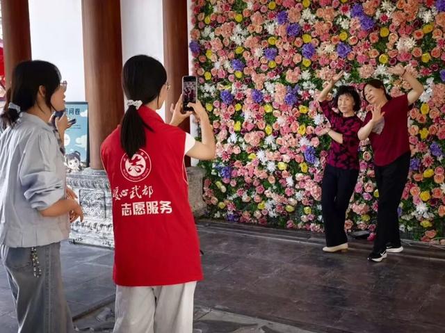 陇南“志愿红”，暖了游客心，靓了家乡景