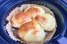 牛奶和面粉一起倒入空气炸锅，出锅变美食，比蛋糕香，比馒头简单图片