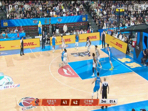 杨鸣遭驱逐辽宁负北京！谁注意到他跟赵睿沟通判罚，太想赢了！