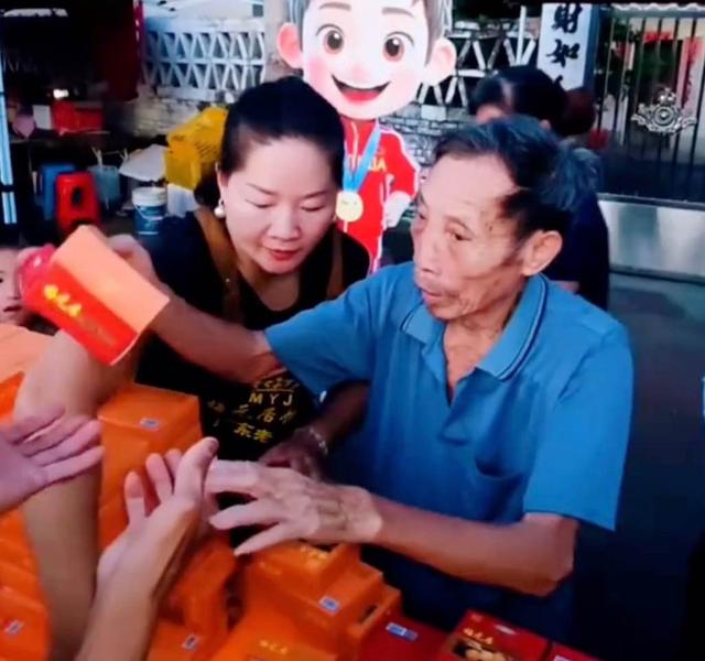全红婵爷爷爸爸送游客月饼，庆祝婵宝考上名校，饼上的文字好感人