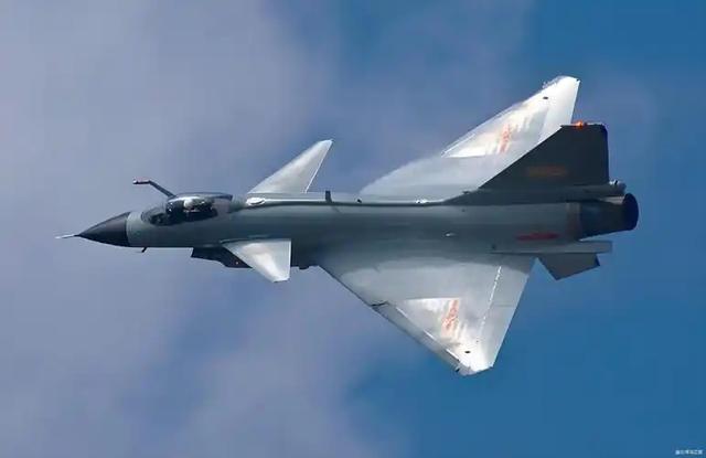 歼-10C 碾压苏-35！金头盔比武三连冠封神，灵活刺客专治重型机！