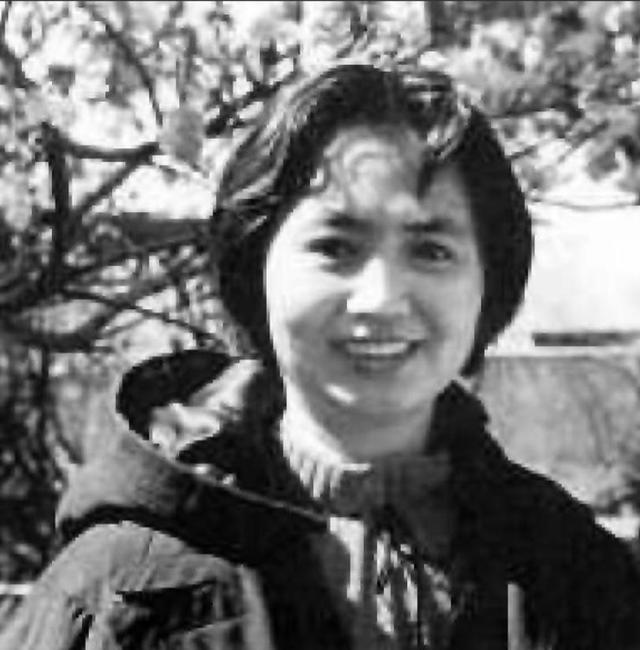 陈毅夫人张茜颜值高有才华，41岁与周总理合影，遗憾52岁英年早逝