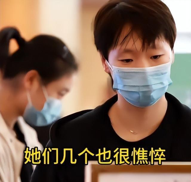 国乒夺冠后回国，恶心一幕发生，王楚钦气得直摇头，没人笑得出来