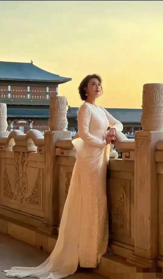 央视最美主持人张蕾都胖了，胸都跟着水涨船高，变大了不少