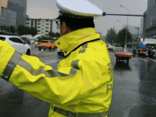 ҈ 暴 ҈ 雨 ҈ 突袭！红色预警！减少外出！