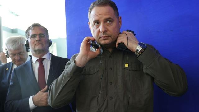 破口大骂泽连斯基半小时！叶尔马克最后才知道，自己才是背锅侠