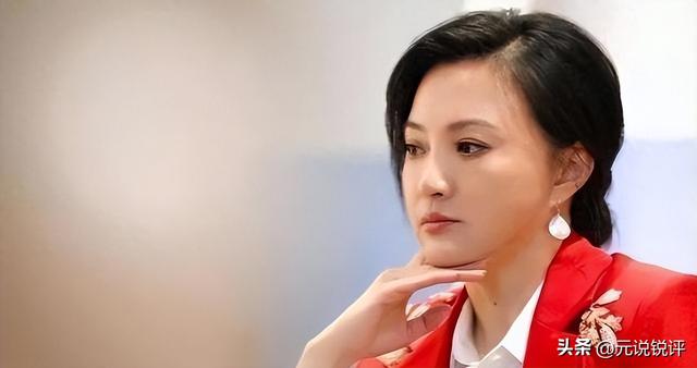 她是冯巩御用老婆，连登5年春晚后精神失常，现在51岁咋样了？