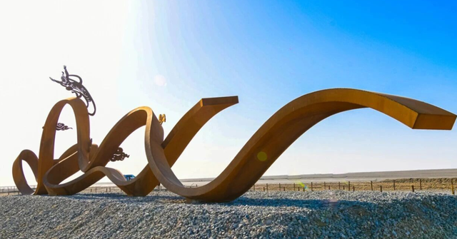 酒泉市敦煌阳关玉门关旅游区大型雕塑“盛世飞天”落成