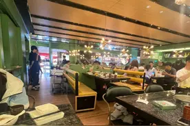 北京6人去东北游玩，点4菜2酒却吃不动，结账直言：份量太吓人图片